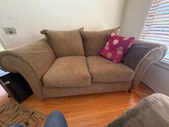 FREE 2 Love Seats