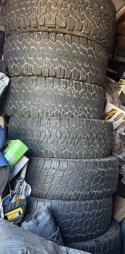 Two sets of tires one pair 35x12.5 R17 other 31770/17