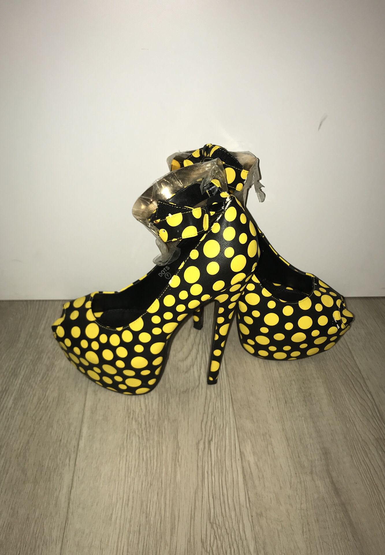 Yellow black heels shoes golden plate