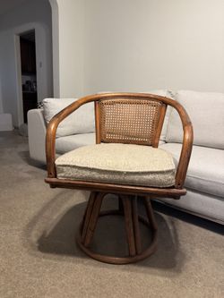 Rattan Swivel Dinning Chairs 4 Total