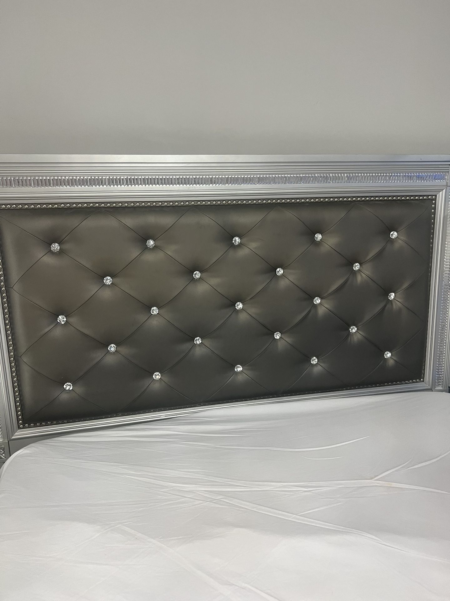 Glamorous Bed Great Condition Some Scratches But Other Then Everything Is Good Size Queen