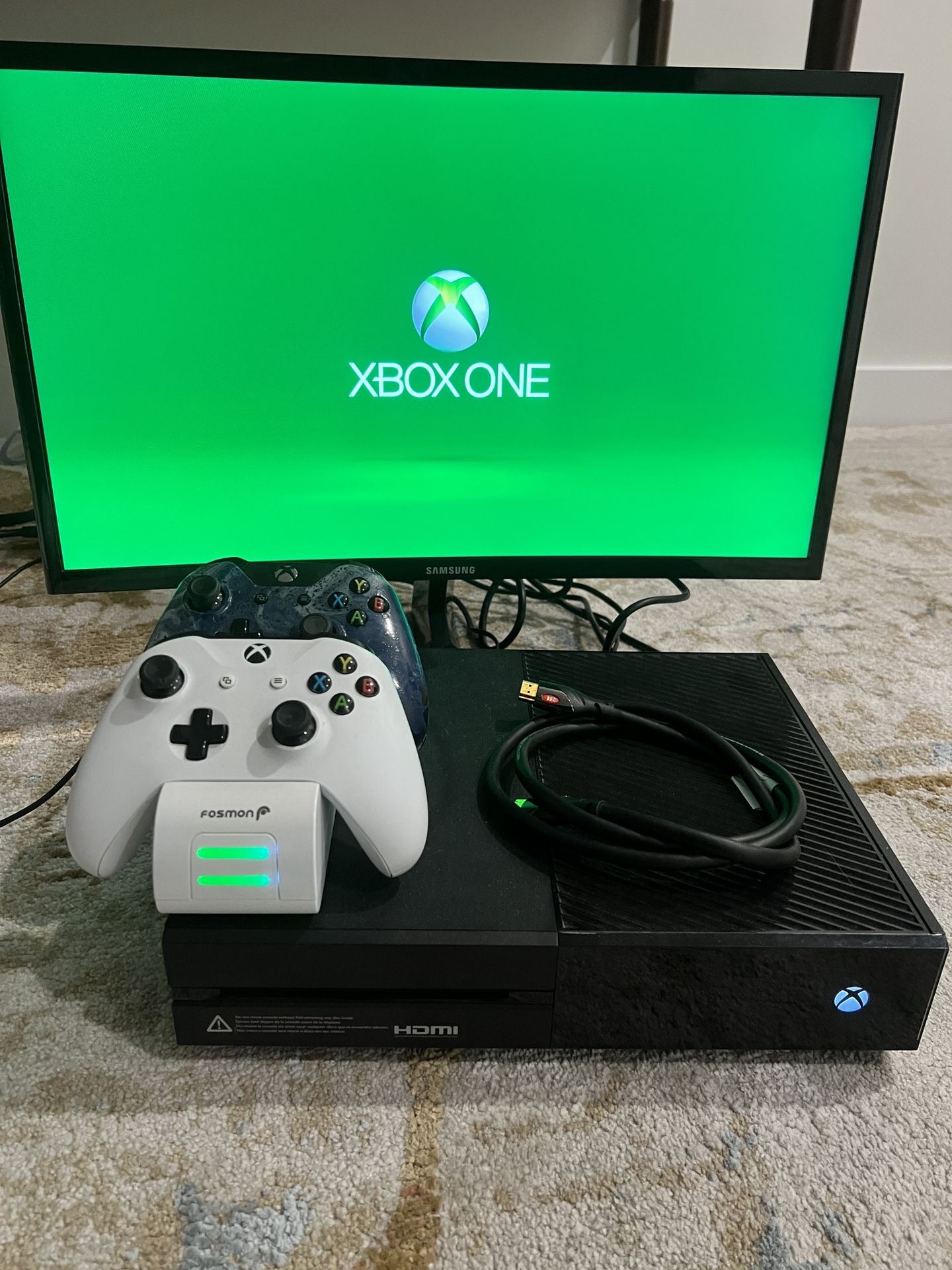Xbox One 780G with Monitor and Accessories