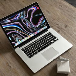 15” MacBook 2.3ghz i7 / 500GB SSD