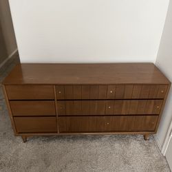 Vintage Mid Century Modern 9-Drawer Dresser Walnut by Kroehler
