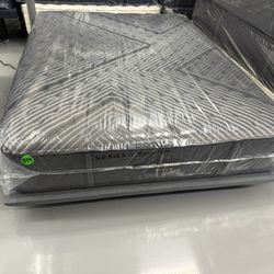 QUEEN SIZE SIMMONS BEAUTYREST BLACK SERIES 1 (EXTRA-FIRM) MATTRESS & BOX SPRING BED SET