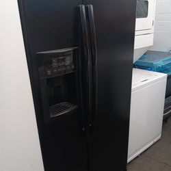 GE Side By Side Refrigerator/Freezer 