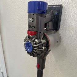 Dyson V8