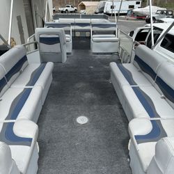 1990 Tracker 28’ Pontoon