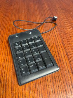 USB Wired Numeric Keypad – Plug & Play, Portable, Like New  USB Wired Numeric Keypad / Number Pad  Perfect for laptops without a number pad or anyone 