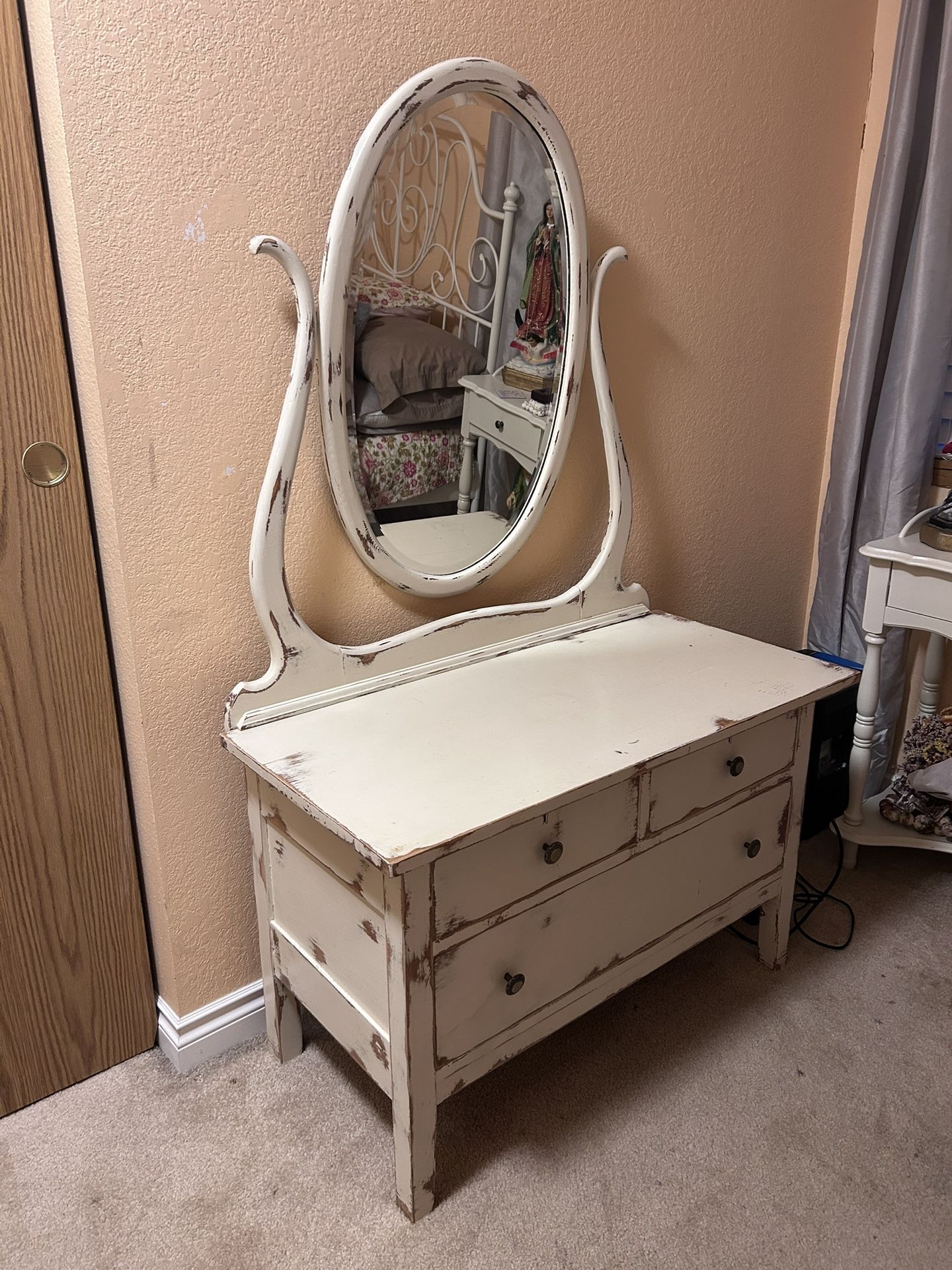 vintage vanity with mirror
