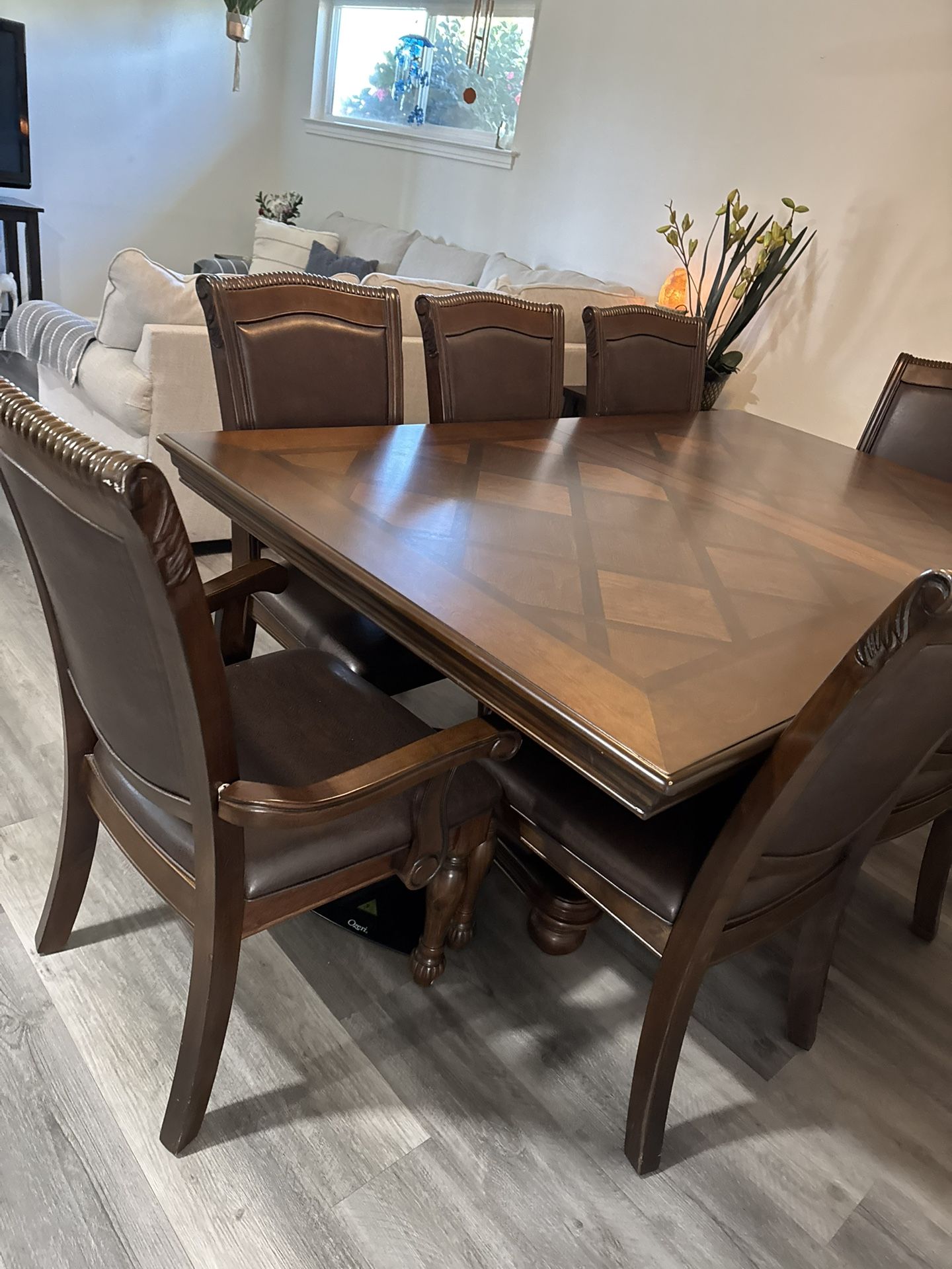 Beautiful Table 8 Seats