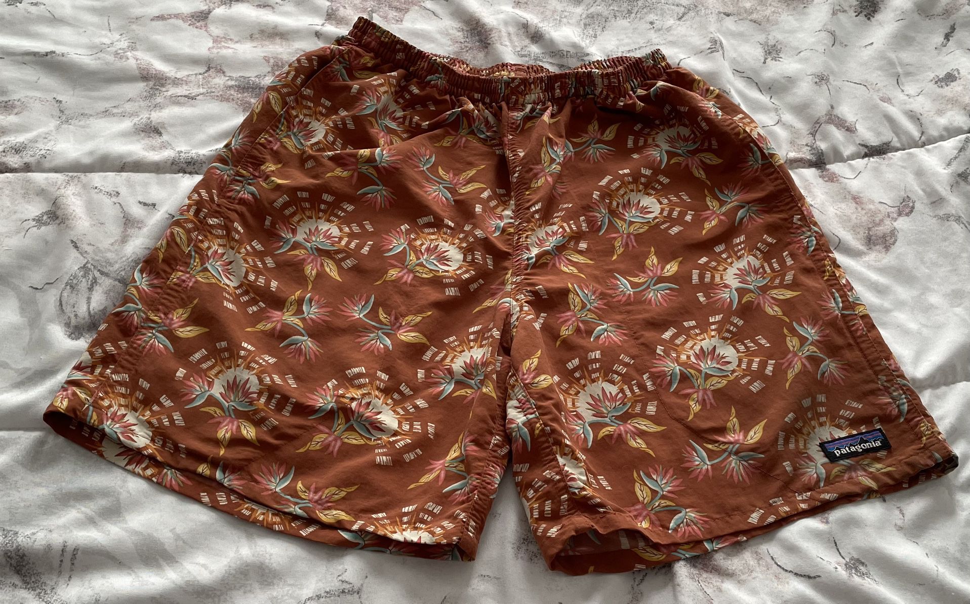 Patagonia Men’s Brown Floral Leaves Adjustable Waist Swim Trunks Board Shorts with Pockets, size S 