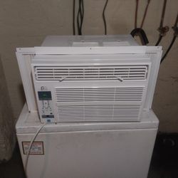 Air Conditioner 6,000 BTU (Like New)