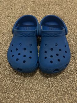 Size 8 blue crocs