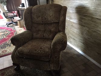 Very nice wing back Recliner.