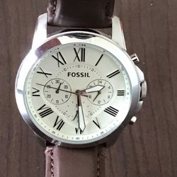 Like new fossil watch, FS4735,  Men’s Grant Chronograph Brown Leather 44mm, dial color is cream, crystal/glass has scratch resistant mineral, water re