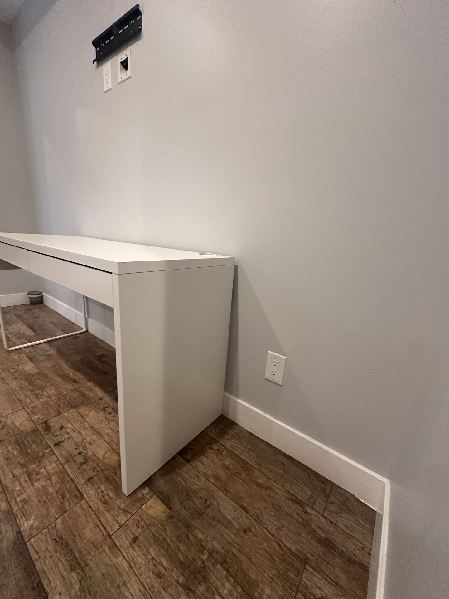 White Desk 
