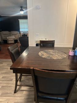 Table with 4 chairs