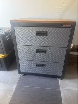 Gladiator drawer cabinet.