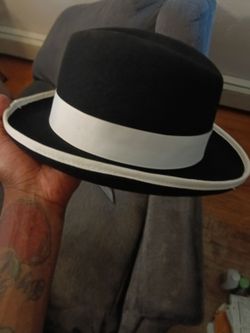 2 Hats for the price of ☝️ ( 1 black & white Bruno capelo M sz Hat & 1 All black  XL sz bailey hat)