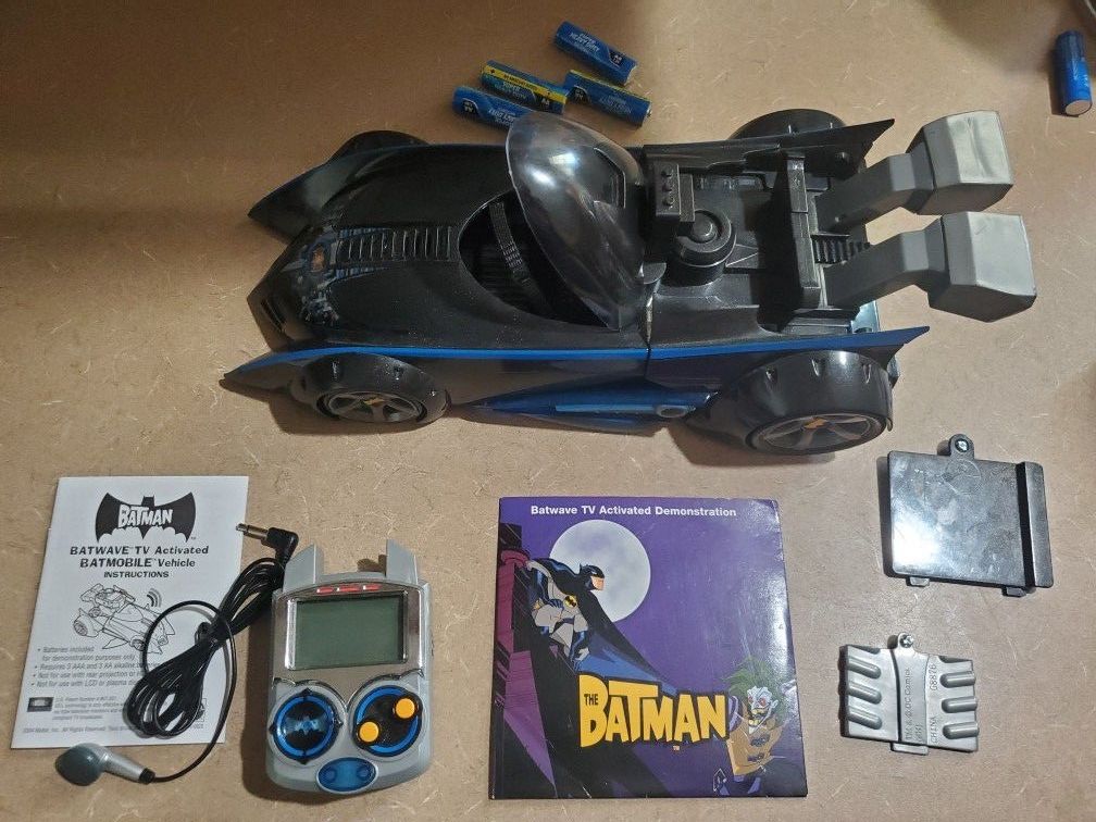 Vintage 2004 The Batman Animated Batwave TV Activated Batmobile
