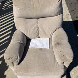 Very comfortable recliner free curb alert