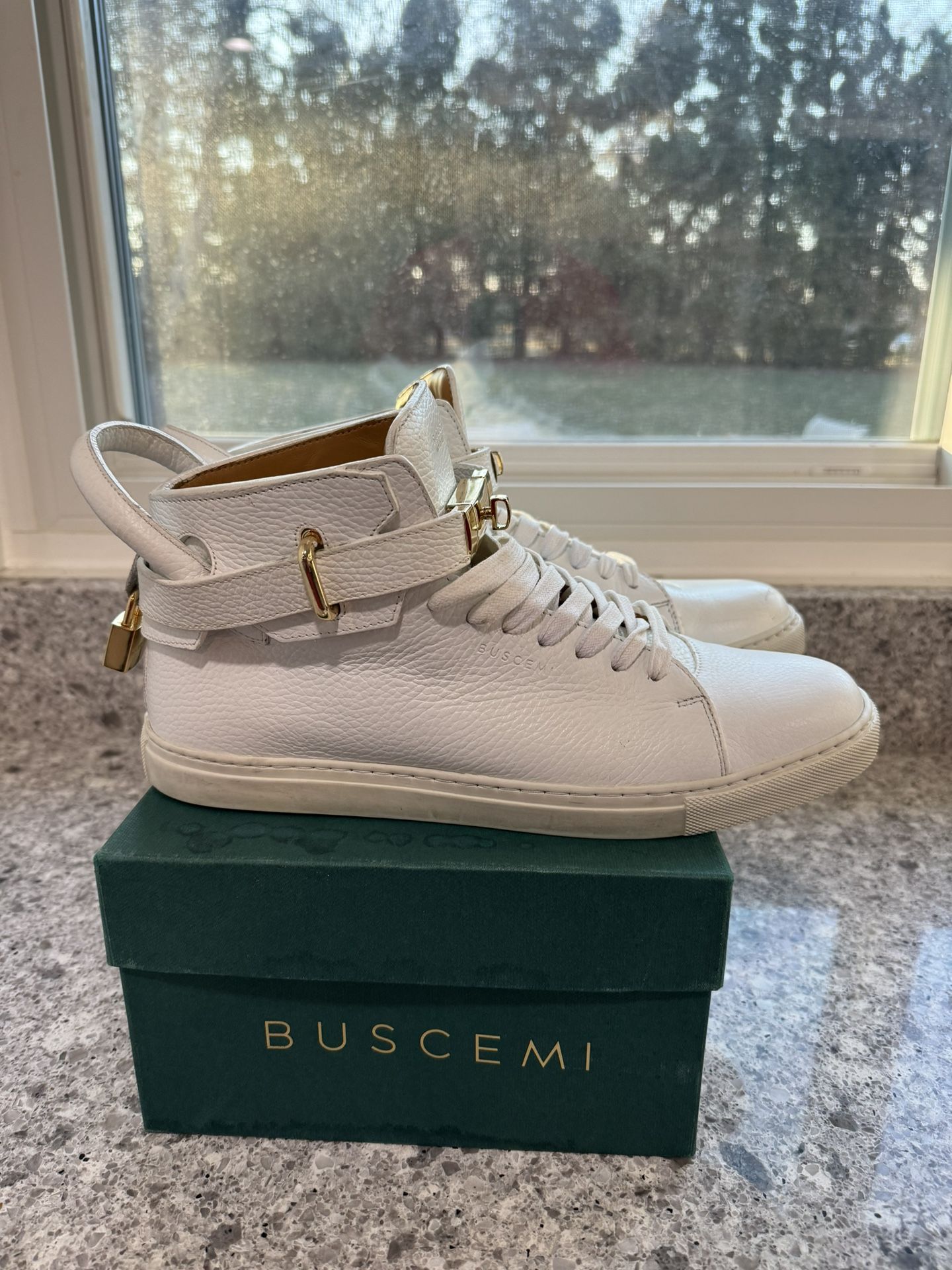 Buscemi Size 10 Vnds Like New With Box