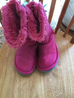Girls uggs size 4