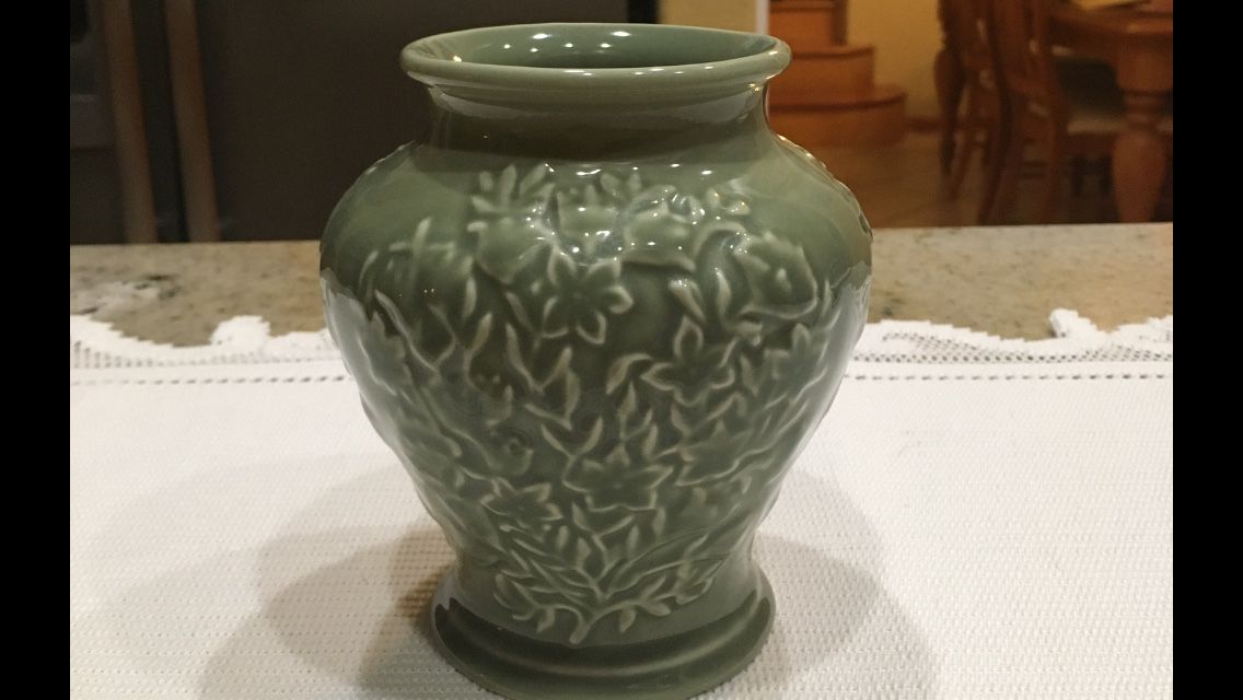 LONGABERGER Vintage Blossom Pottery Vase. Made in USA. Still in original box.
