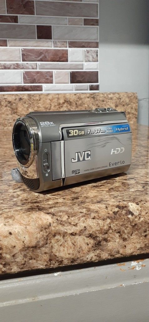 JVC HD MINI CAM CORDER WITH MEMORY CARD AND BAG ALONG WITH A ADJUSTABLE TRIPOD