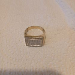 10 K Men's  Gold  And Diamond  Men's  Ring 