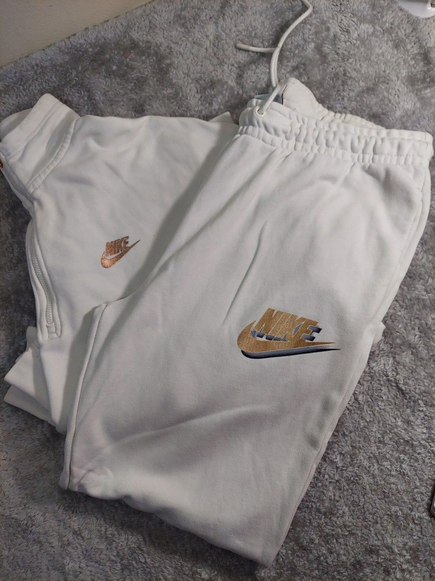 Men's Nike Sweater & Pants Set Must Pick Up