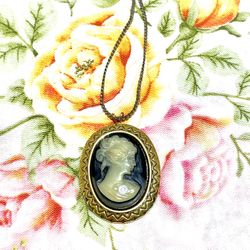 Vintage Fashion Cameo Necklace 