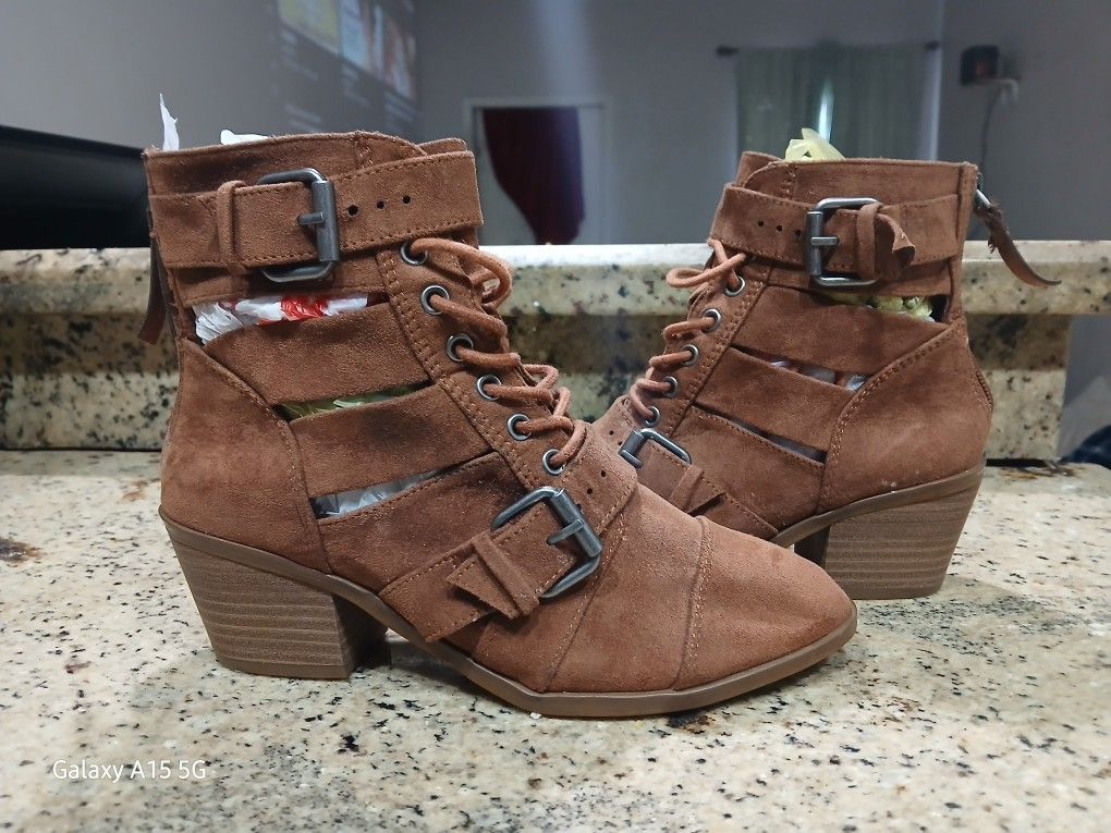 Womans Brown Ankle Boots , Size 5