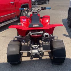 Honda Trx 400 EX quad comes with flag spare tires key, and everything nothing wrong with it but one light does not work
