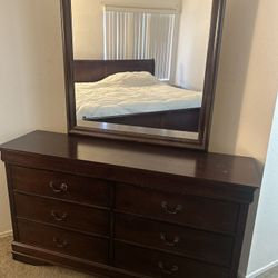 Dresser With Mirror 