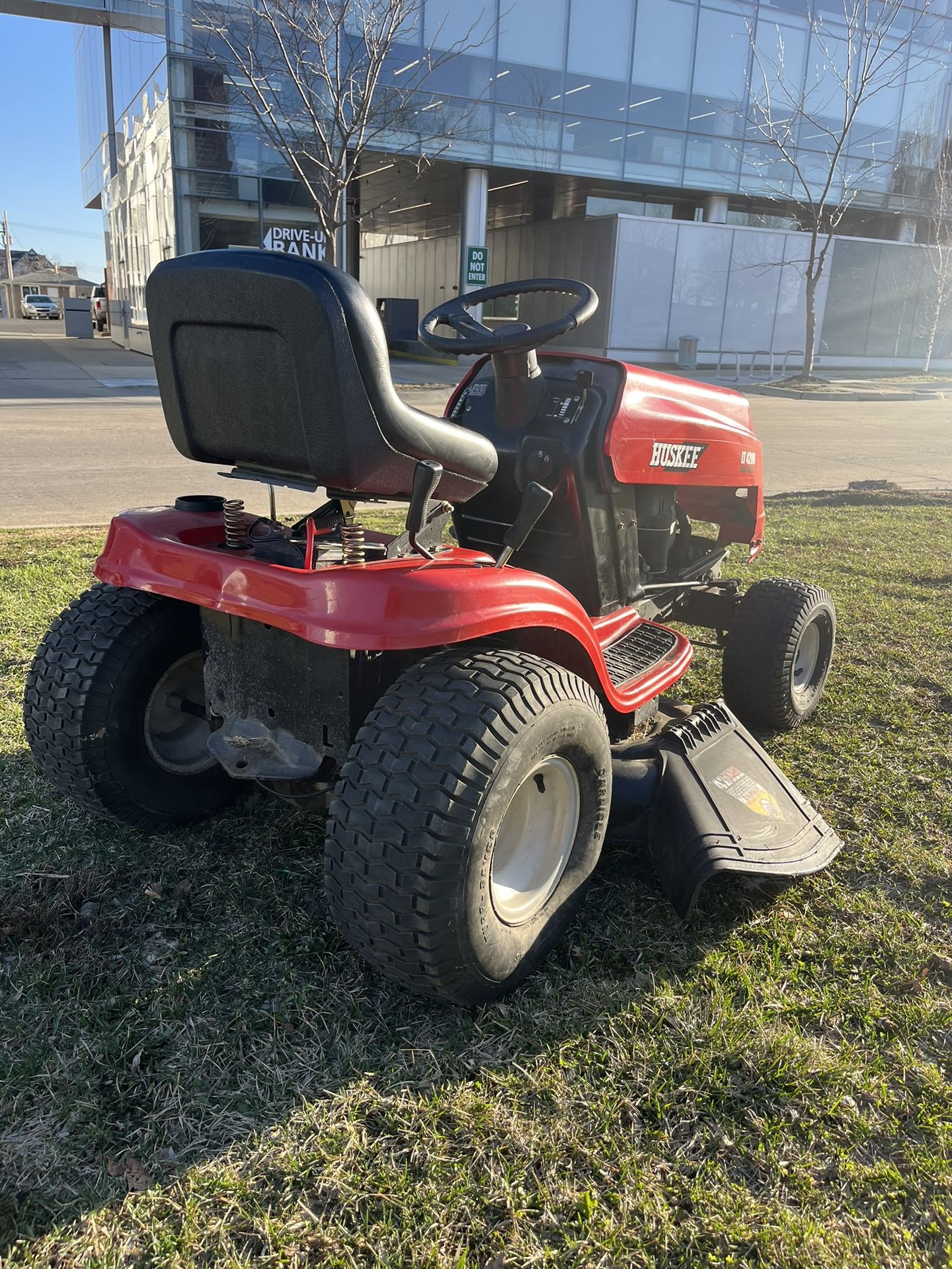 Huskee LT4200 Riding Lawn Mower. Has a 42 deck 18.5hp Briggs and
