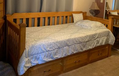 Twin daybed with storage drawers
