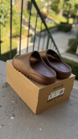 Yeezy Slides Men's Size 9 Flax/Brown for Sale in Los Angeles, CA - OfferUp