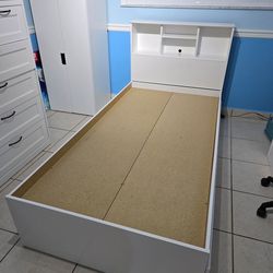 Cama personal con gavetas y colchón incluido.