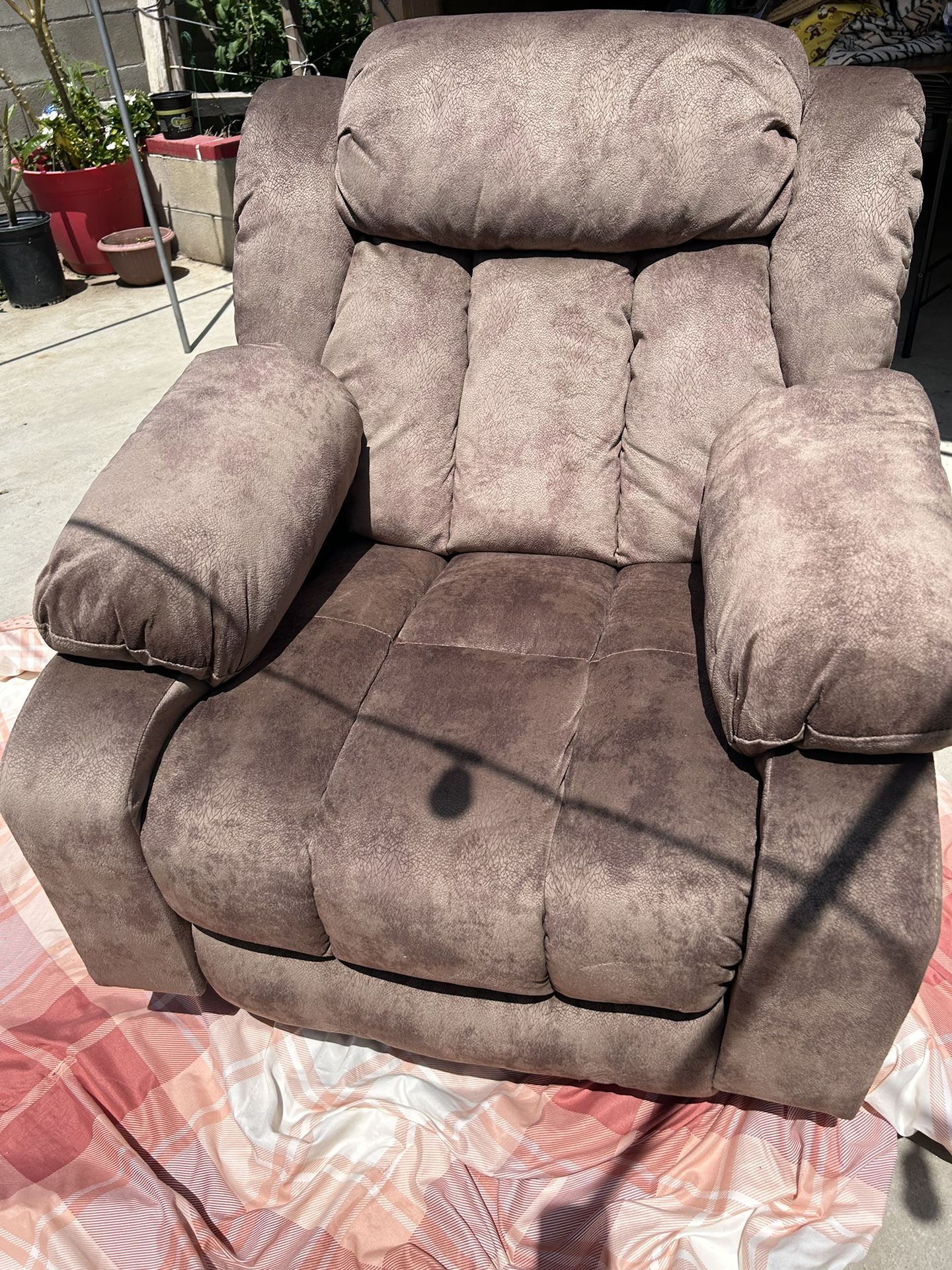 Sillón nuevo 130 tengo cuatro sólo hoy