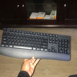 Intel Hp With Bluetooth Keyboard And Bluetooth  Mouse And Plug