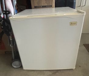 Avanti Mini Fridge – Works Great – Clean