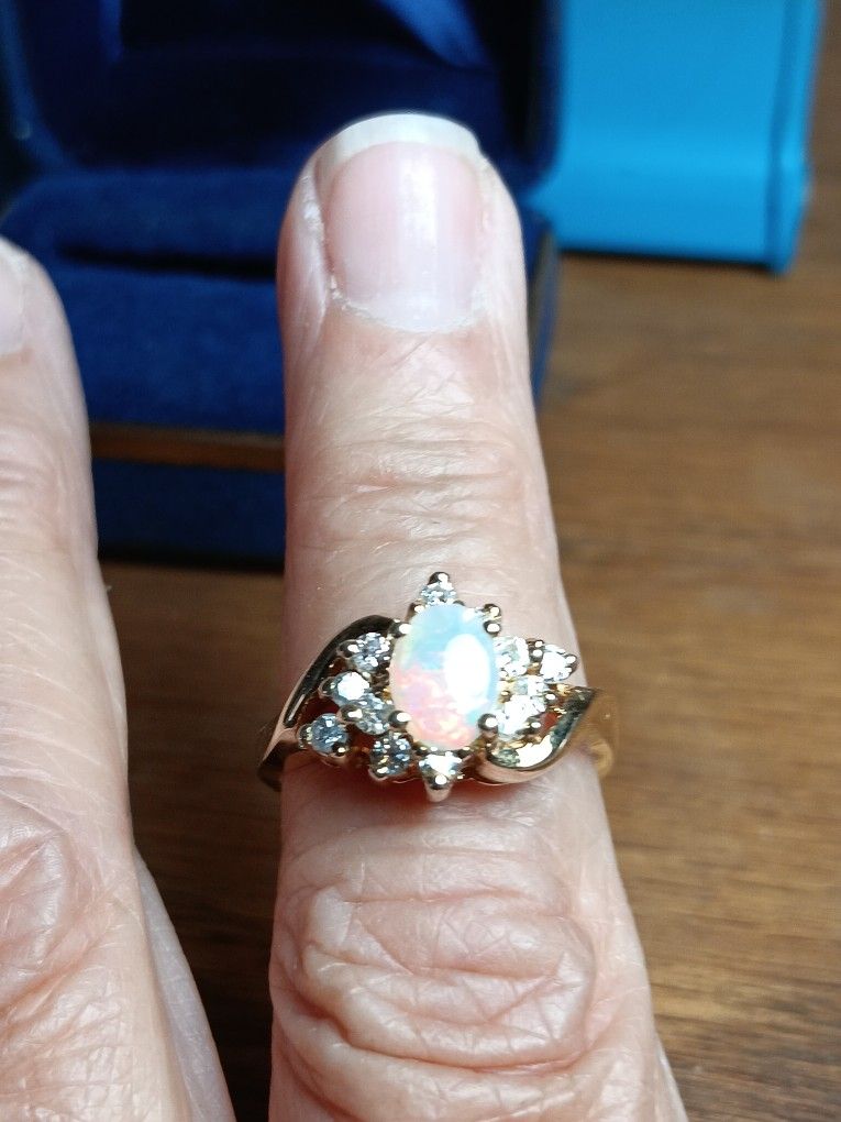 14k Yellow Gold Opal and 12 Diamond Ring 4.5gm Size 6.5