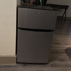 Mini WHITLPOOL fridge 