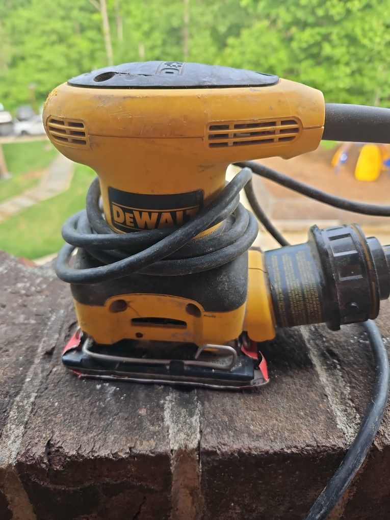DEWALT D26441K 2.4-AMP Orbital 1/4-Sheet Sander