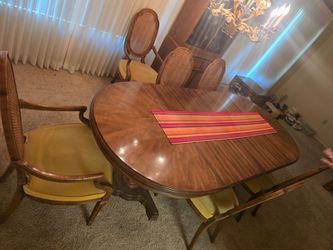 Dinning t w ble and 6 chairs