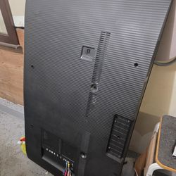 Teles Samsung una De 65 O 70 Pulgadas Y La Otra Que Esta Sobre El Suelo De 50 Son Curve Las Dos 