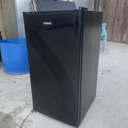 Galanz mini Fridge 