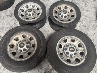 Chevrolet or gmc 2500hd stock steel 18-inch wheels and caps 8x180 fits 2011 or newer